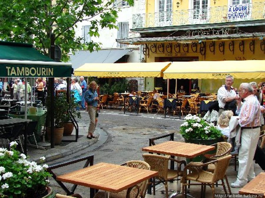 Площадь du Forum и, собственно, знаменитое кафе. Арль, Франция