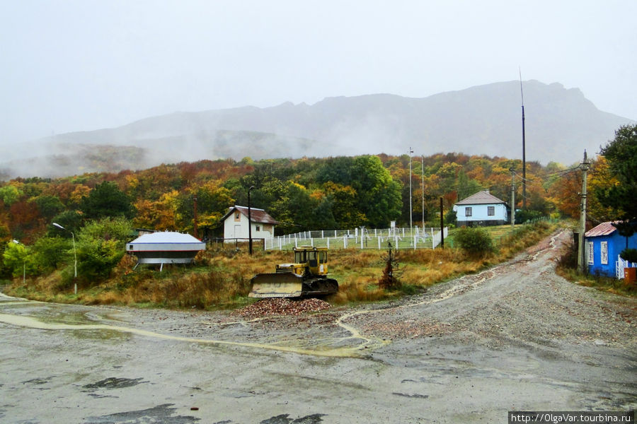 С Ангарского перевала были видны лишь очертания Ангар-Бурун, утонувшего в тумане. Дождь не уставал поливать, напоминая, что в Крым пришла осень...