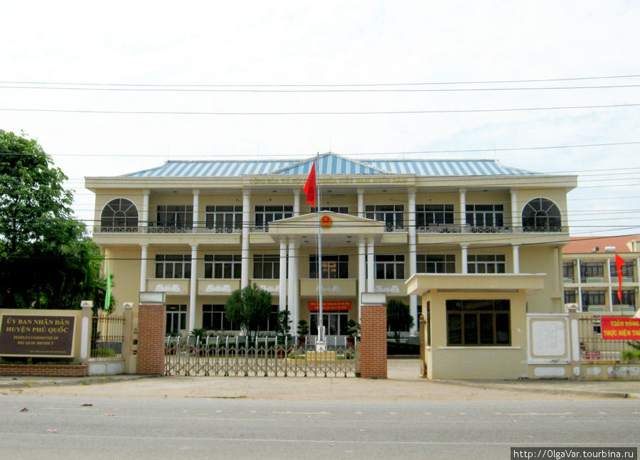 Местная Дума — в этом здании заседает местное народное собрание Дуонг-Донг, Вьетнам
