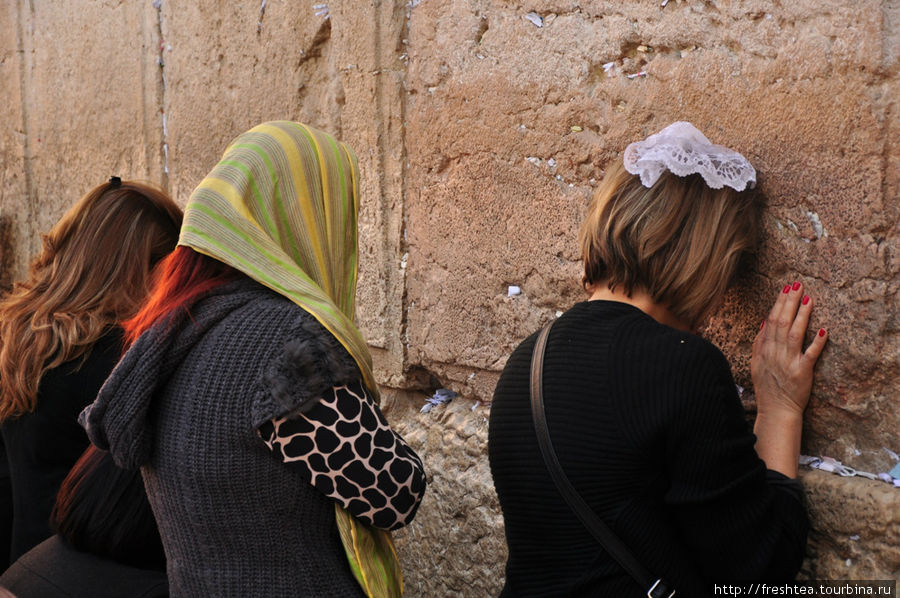 У Западной стены (стена Плача): на женской половине. Иерусалим, Израиль