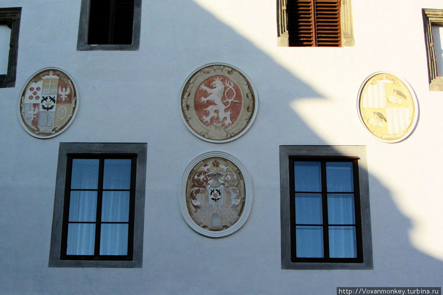 Фасад украшен гербами: слева — семьи Эггенберг, справа — семьи Шварценберг, посередине — Чехии, и внизу — Чешского Крумлова. Чешский Крумлов, Чехия