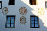 Фасад украшен гербами: слева — семьи Эггенберг, справа — семьи Шварценберг, посередине — Чехии, и внизу — Чешского Крумлова.