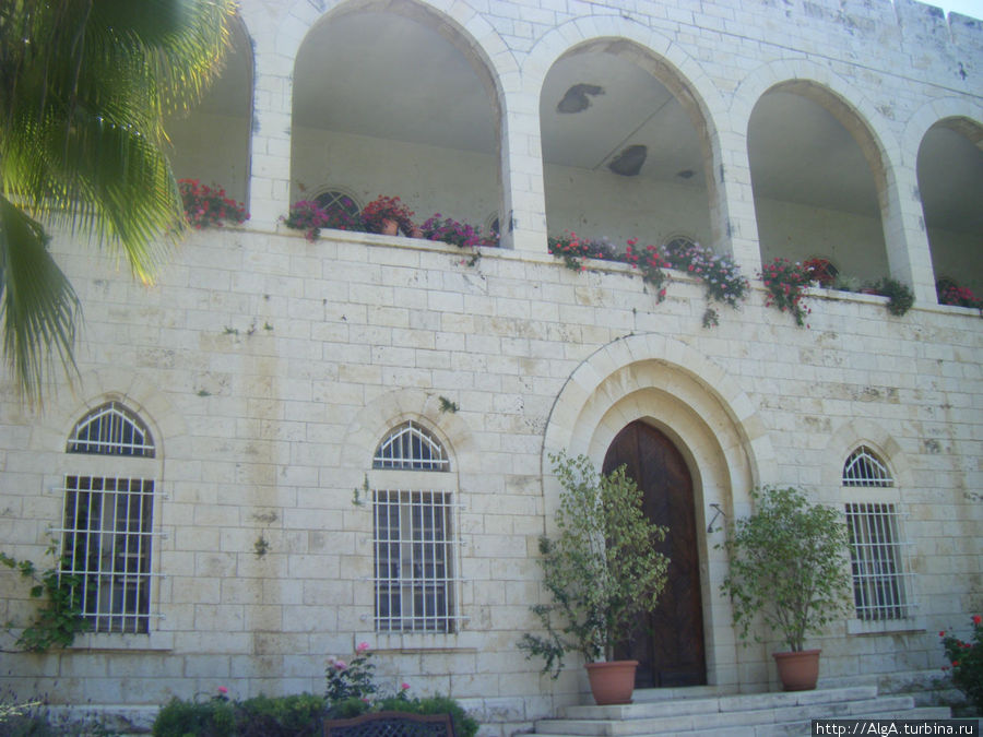 Новое здание построено в 1930-х годах на холме отцами ордена Святейшего Сердца Иисуса из Бертрама (Франция). Латрун, Израиль