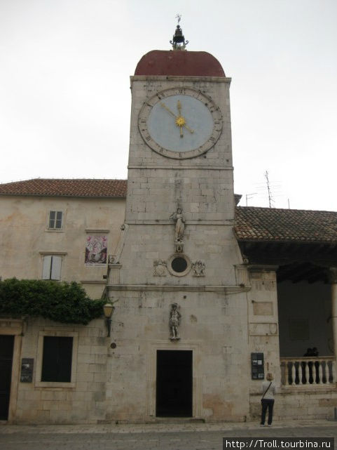 Несколько несуразная башня с часами Трогир, Хорватия