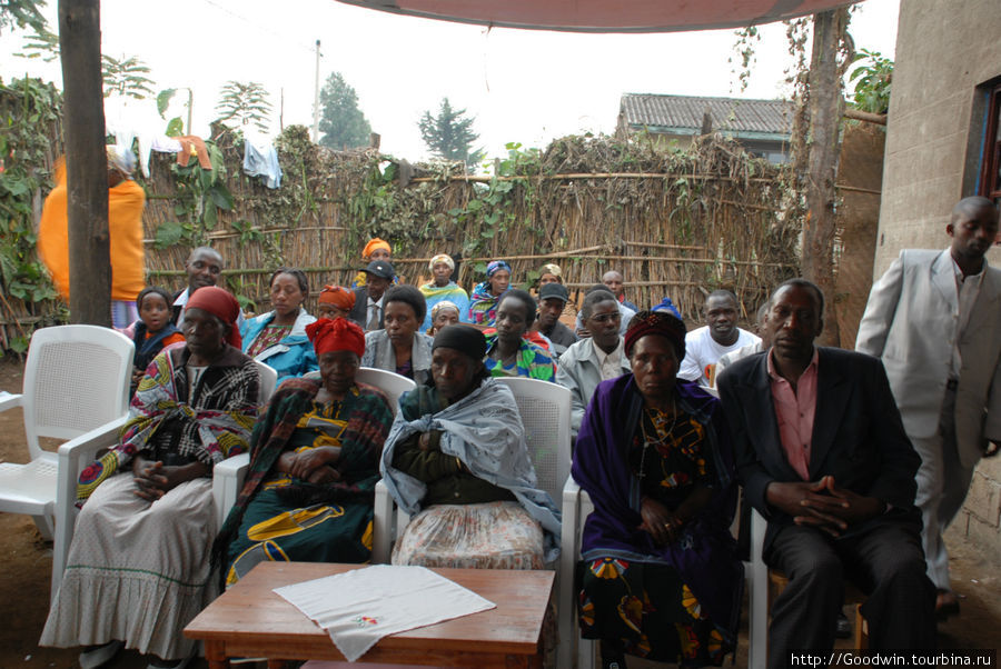 Местный фотограф взял одну из моих камер и, по своему почину, сделал несколько свадебных фотографий Руанда Местный фотограф взял одну из моих камер и, по своему почину, сделал несколько свадебных фотографий Руанда