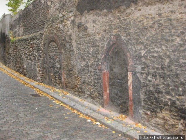 Стена с заложенными камнем дверями Майнц, Германия