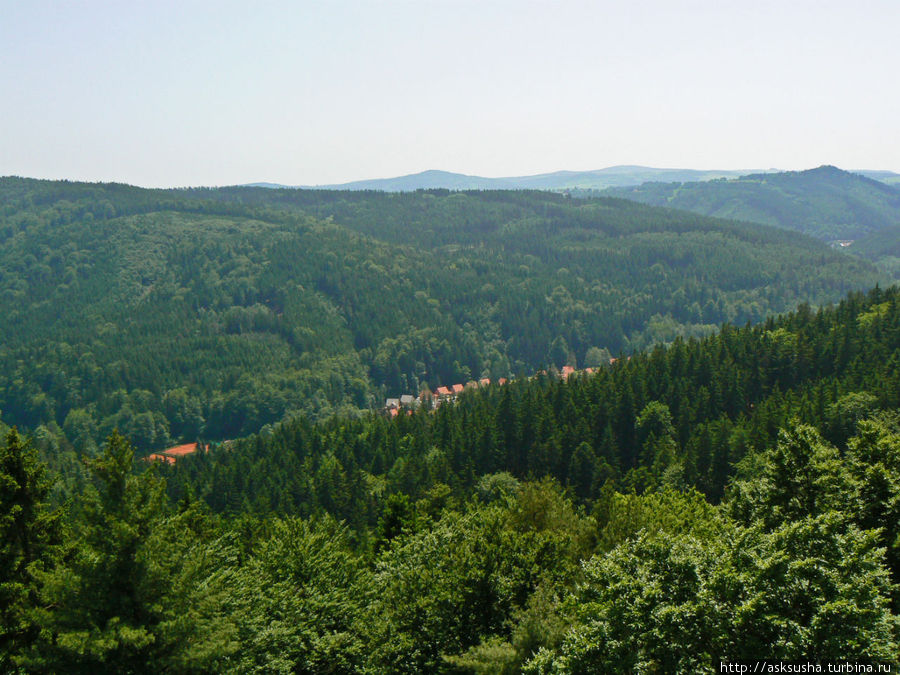 В окружении, поросших лесом, Крушных и Доуповских гор Карловы Вары, Чехия