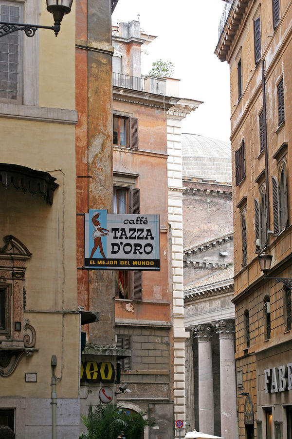 В Италии как ни в одной другой стране разводы и трещины бесконечно живописнее свежеокрашенных стен. В Италии как ни в одной другой стране разводы и трещины бесконечно живописнее свежеокрашенных стен.