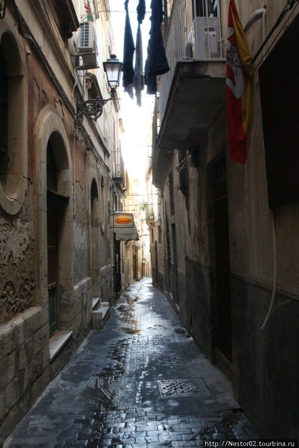 Улочка в Сиракузах. Сицилия, Италия
