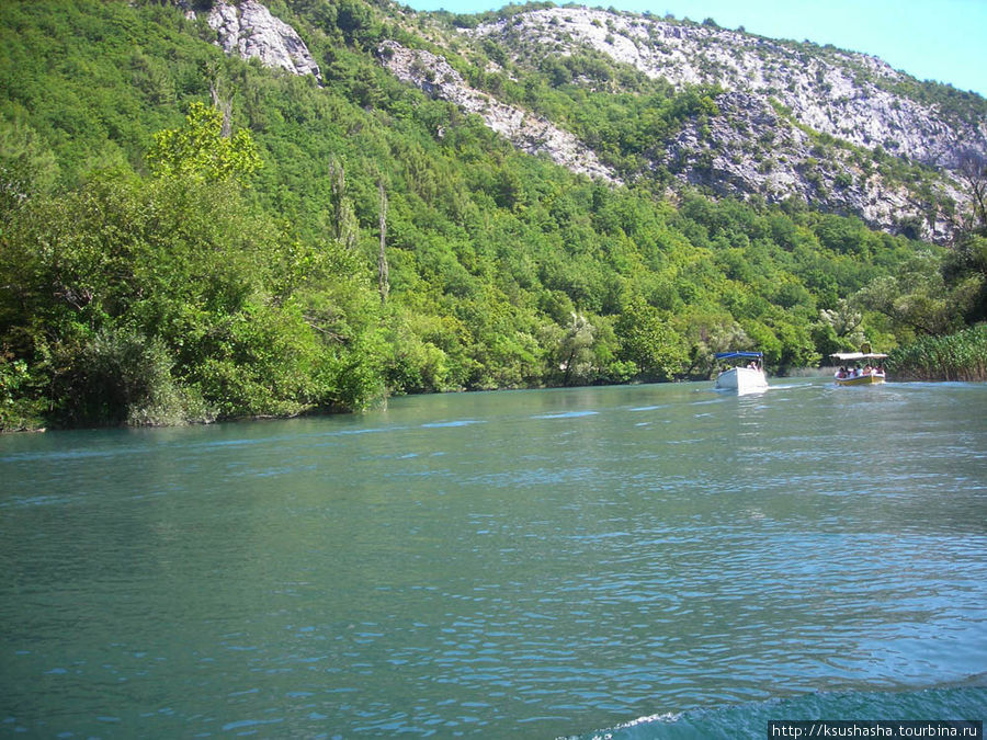 Лодочки на реке Цетина Омиш, Хорватия