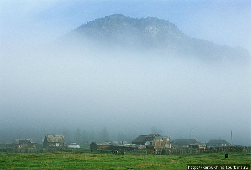 По утрам в Верхней Гутаре почти всегда туман. Иркутская область, Россия