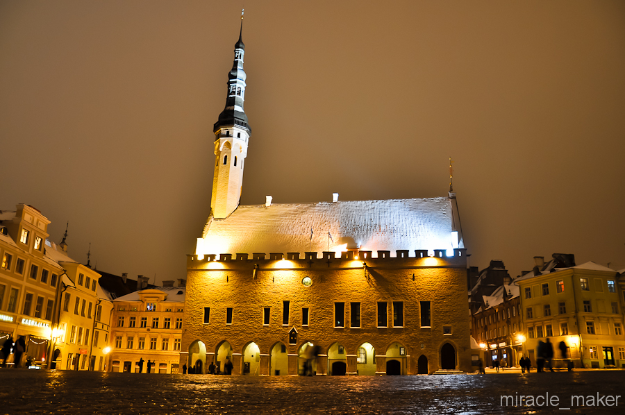 Ратушная площадь и сама ратуша в огнях. Таллин, Эстония
