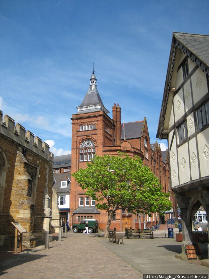 Справа находится Старая Средняя школа, слева — пристройка к церкви св. Дионисия...Многие здания в центральной Англии имели такие шпили... Маркет Харборо, Великобритания