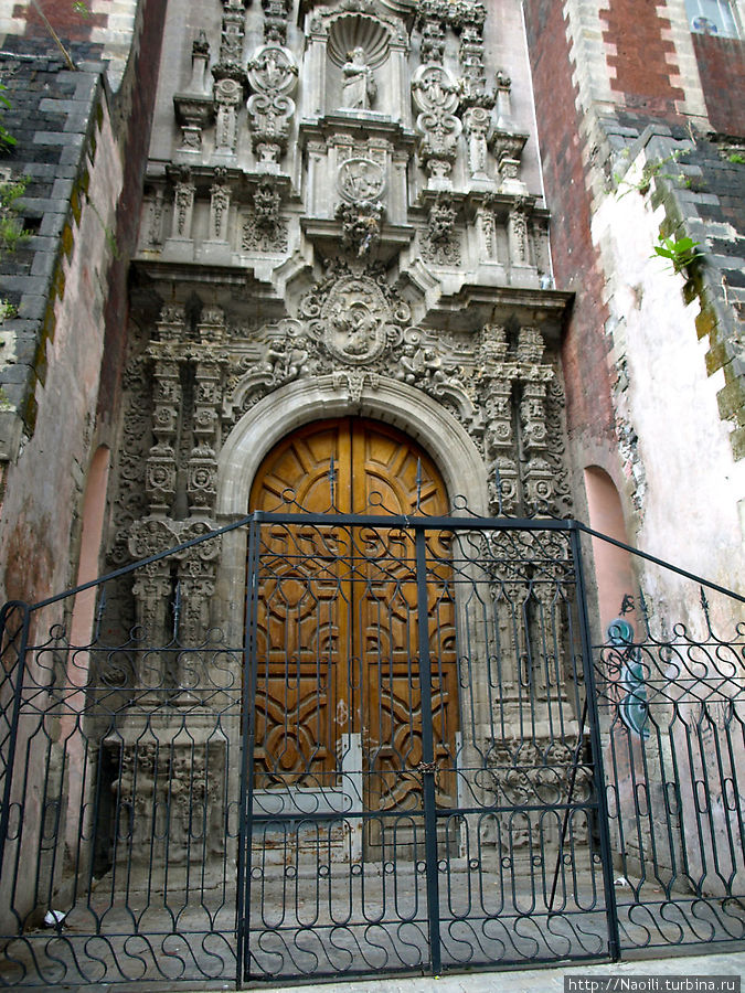 Храм и бывший госпиталь Святой Троицы Мехико, Мексика