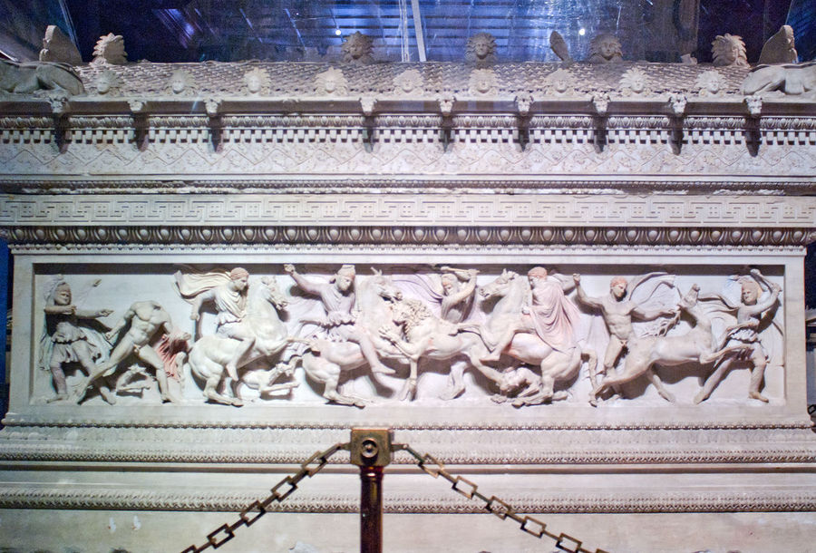 Саркофаг Александра Македонского считается одной из главных жемчужин музея. Стамбул, Турция