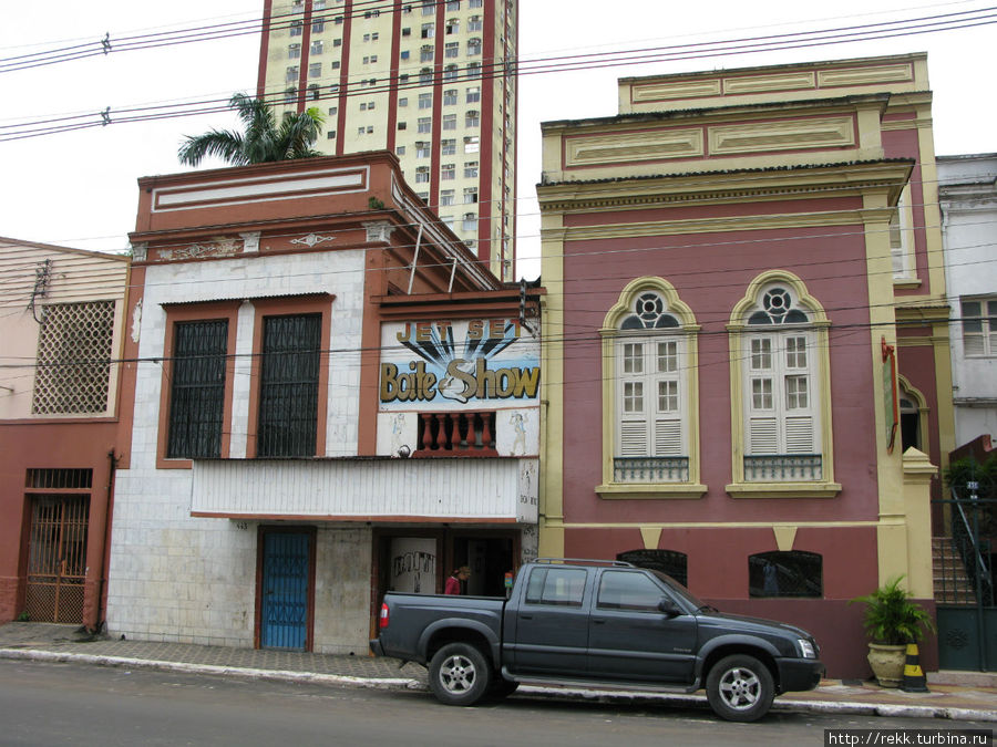 Вокруг театральной площади еще сохранились здания колониальной эпохи. Правда что в них находится только местным известно. Что за шоу такое... Манаус, Бразилия