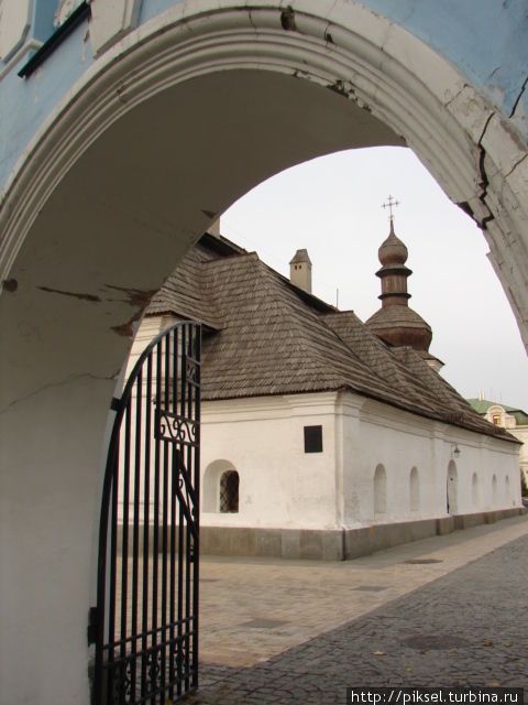 Вход в монастырь через Экономические ворота Киев, Украина