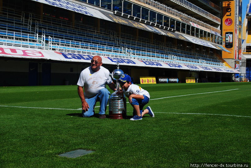 Можно сфотографироваться с репликой кубка Либертадорес Буэнос-Айрес, Аргентина