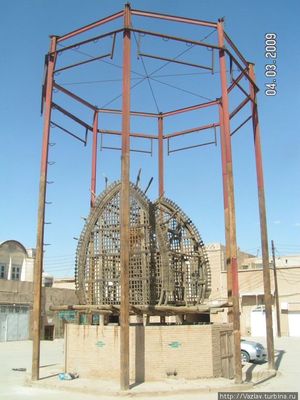 Непонятная конструкция Йезд, Иран