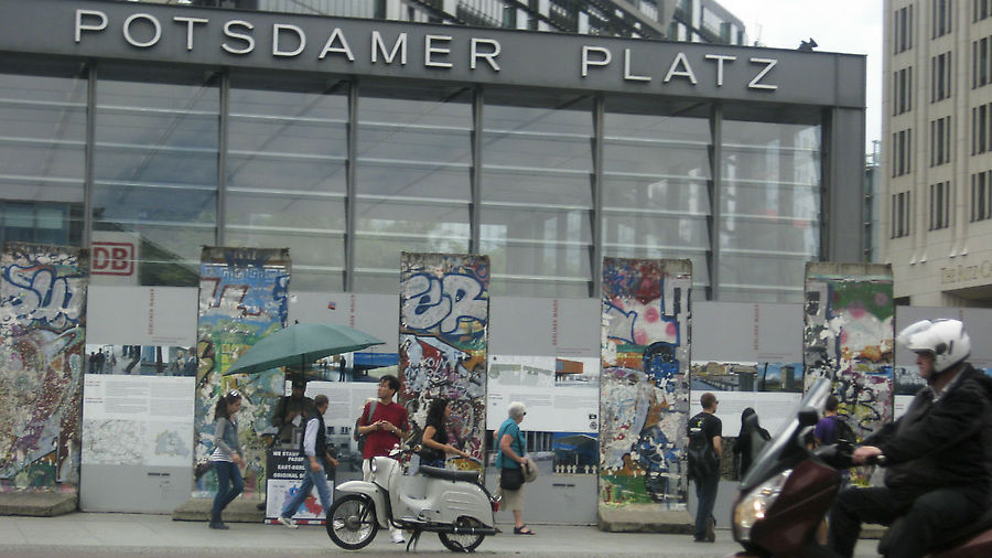 Куски берлинской стены на Потсдамер Платц. Берлин, Германия