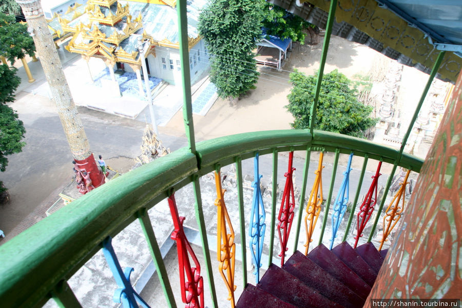 Спиральная лестница с раскрашенными в разные цвета перилами Монива, Мьянма