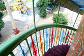 Спиральная лестница с раскрашенными в разные цвета перилами