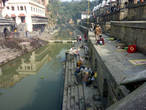 Деопатан. Река Багмати выше храма Пашупатинатх.