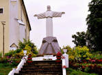 У входа в костёл стоит статуя Иисуса Христа, как в Рио-де-Жанейро.