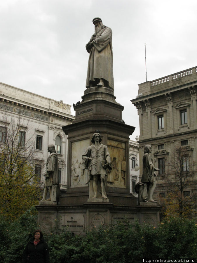 Статуя Леонардо да Винчи Милан, Италия