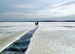 Ледяная дорожка.
Котловина озера имеет тектоническое происхождение и заполнилась водой в четвертичный период. В геологическом прошлом уровень воды в озере был значительно выше современного