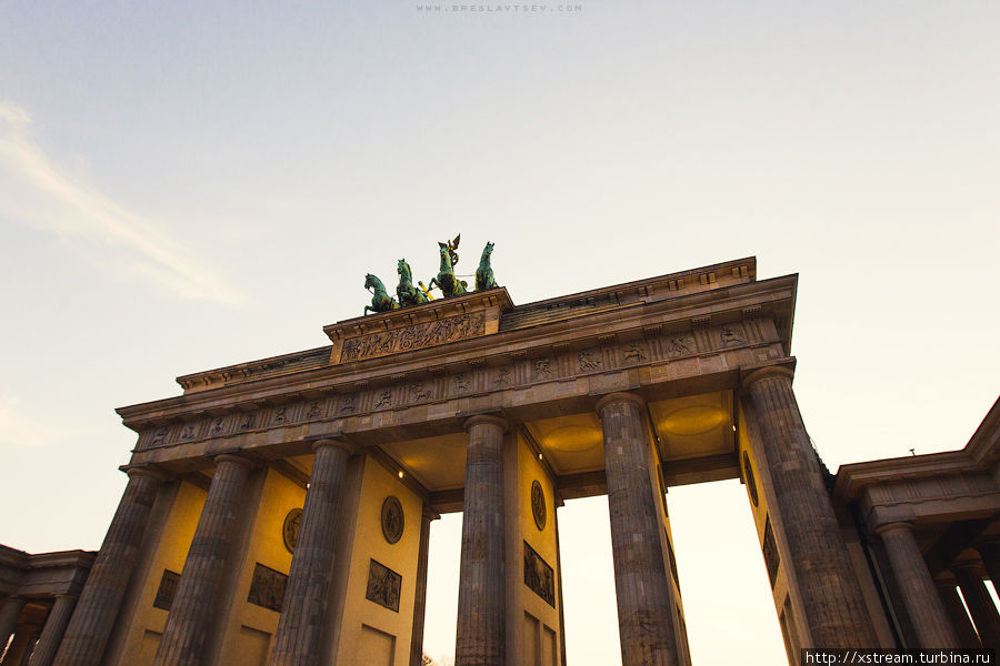 Знаменитые Бранденбургские ворота, являющиеся самым знаменитым символом воссоединения Германии. Берлин, Германия