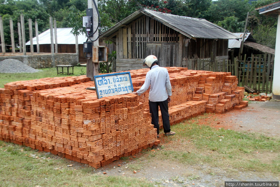 Новые дома строят уже не из дерева, а из кирпичей Провинция Сиенгкхуанг, Лаос