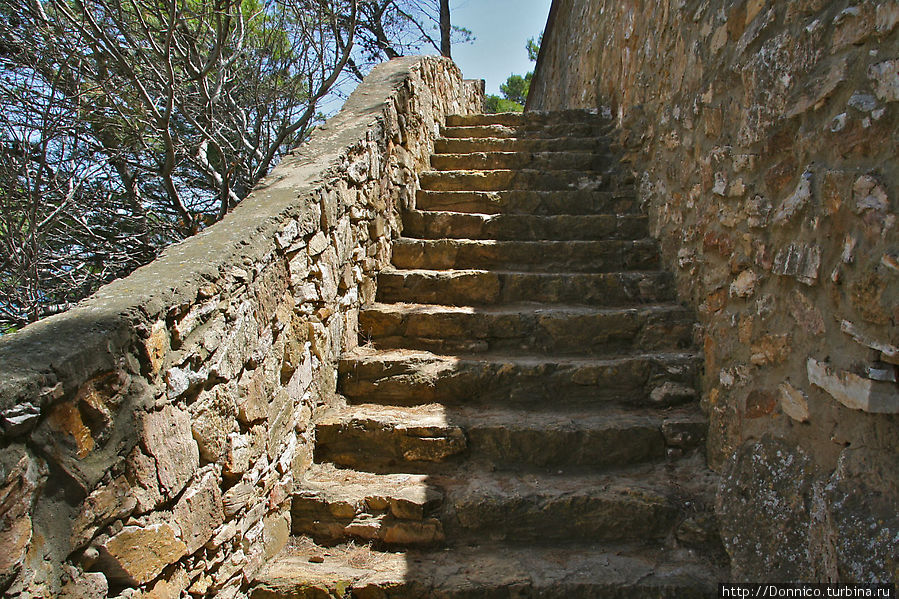 Неожиданно на одном из участков грунтовки встречается такая широкая лестница, но это просто исключение из общего правила... Са-Риера, Испания