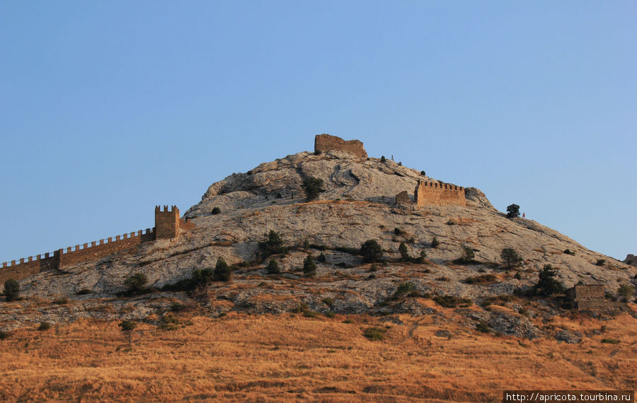 гора Крепостная, слева направо-Безымянная башня, Дозорная (Девичья) башня