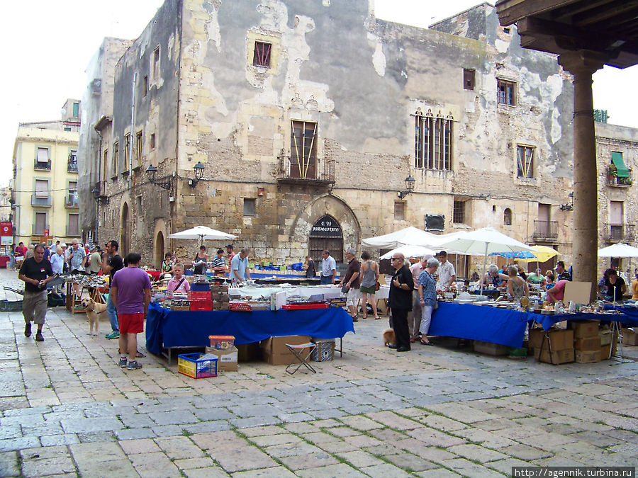 Блошиный рынок Таррагоны Таррагона, Испания