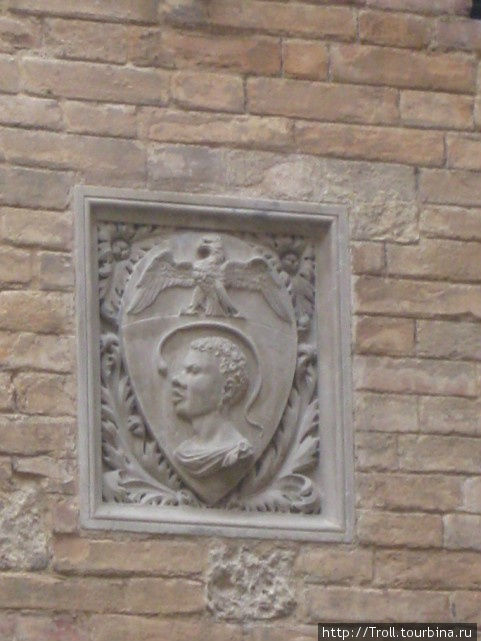 А у этого герба центральный компонент, похоже, мавр Сиена, Италия