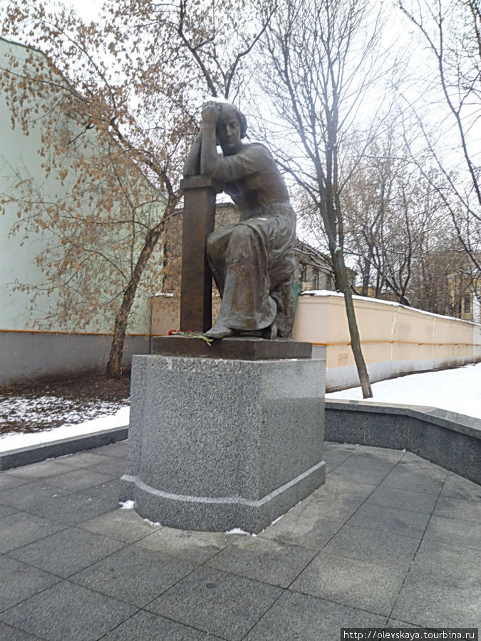 Памятник М.Цветаевой напр