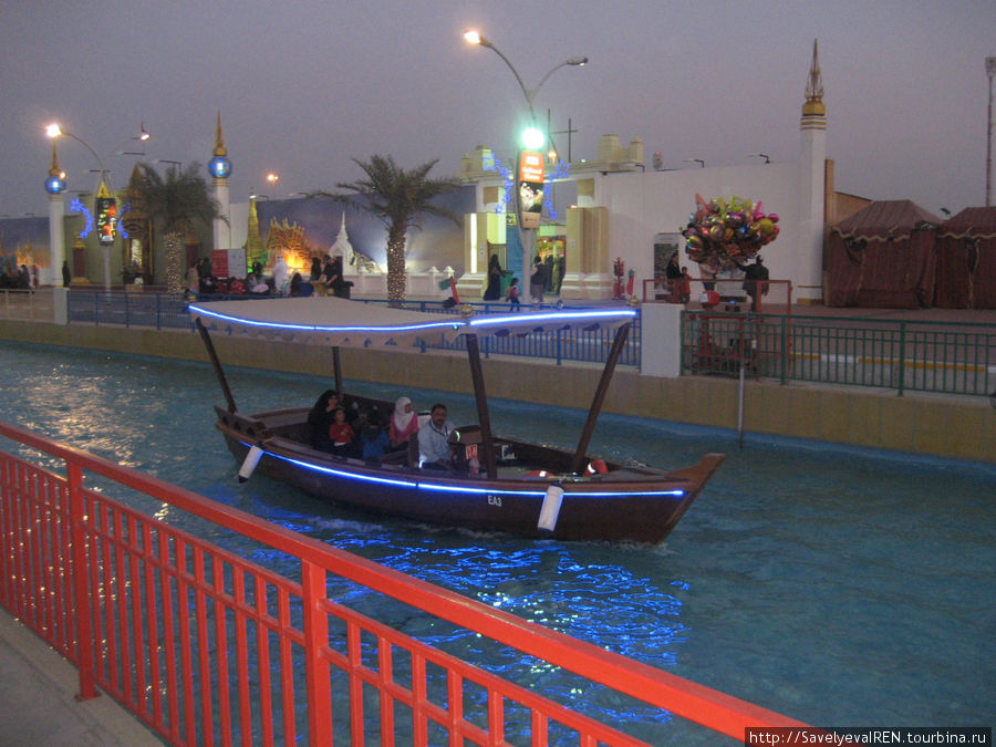 Электролодочки на канале. Эмират Дубай, ОАЭ