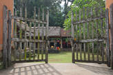 Ворота, ведущие в один из храмов, расположенных в деревне.
