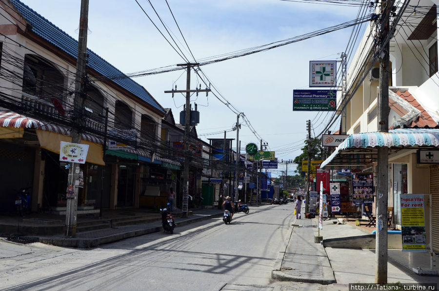 10 утра, я пошла искать обменник. минут 10 на улице не было ни одного человека. Остров Самуи, Таиланд