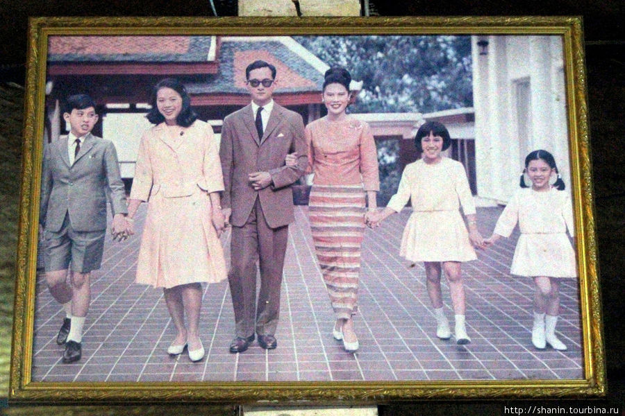 У короля и королевы 4 детей: принцесса Убол Ратана (Ubol Ratana, 1951),  принц Маха Вачиралонгкорн (Maha Vajiralongkorn, 1952), принцесса Маха Чакри Сириндорн (Maha Chakri Sirindhorn, 1955), принцесса Чулабхорн Валайлак (Chulabhorn Walailak, 1957). Бангкок, Таиланд