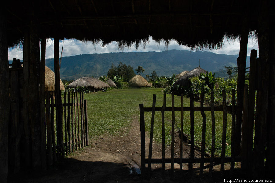 Ворота на входе в деревню Вамена, Индонезия