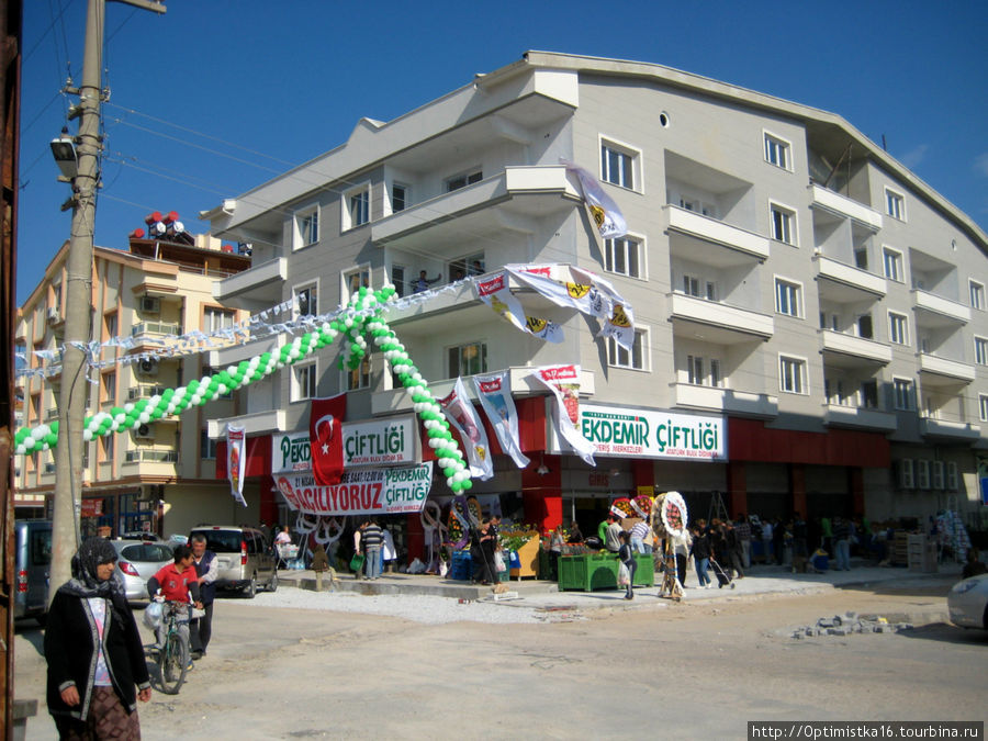 А так открывался новый магазин Пекдемир (Pekdemir) в апреле 2011 года Дидим, Турция