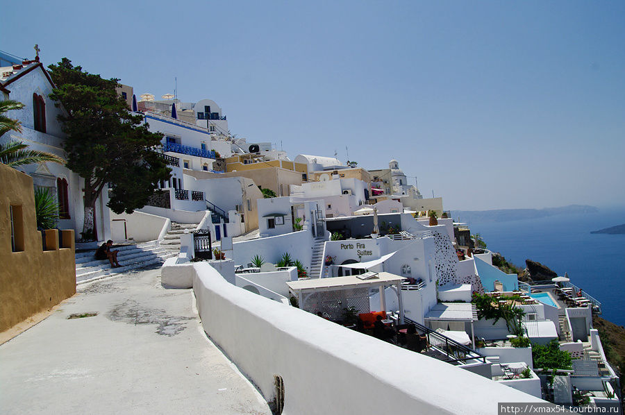 Дальше пошли гулять по городу, знаменитому своей уникальной архитектурой, в основном все строения выполнены в традиционном греческом бело-синем стиле. Фира, остров Санторини, Греция