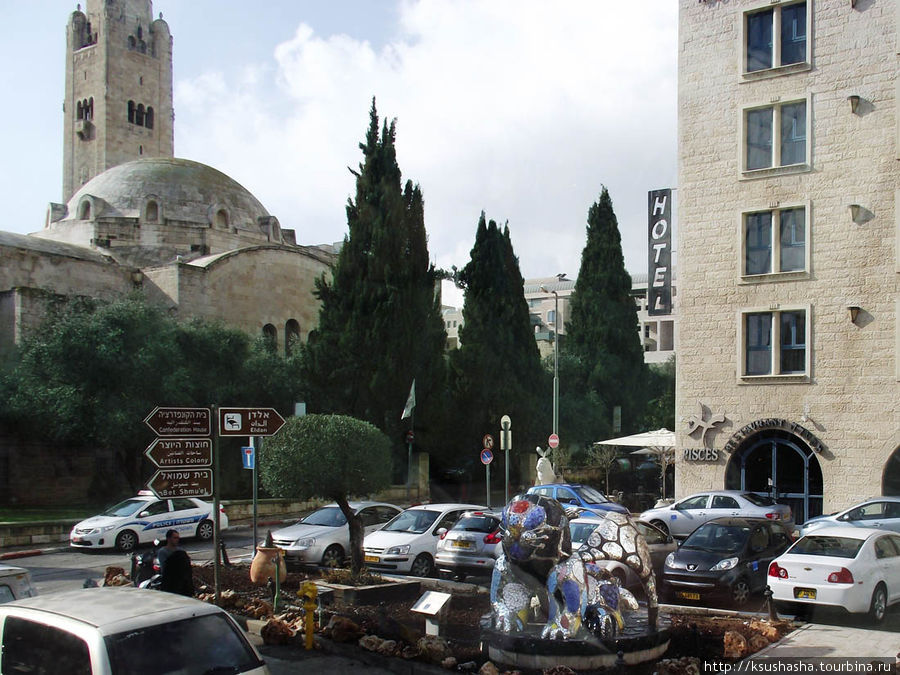 А вот справа купол и башня И.М.К.А. — это видна часть комплекса христианской молодёжной ассоциации Иерусалим, Израиль