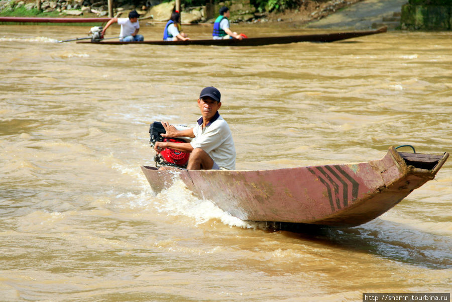 Лодка пересекает реку Нам Сонг Ванвьенг, Лаос