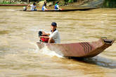 Лодка пересекает реку Нам Сонг