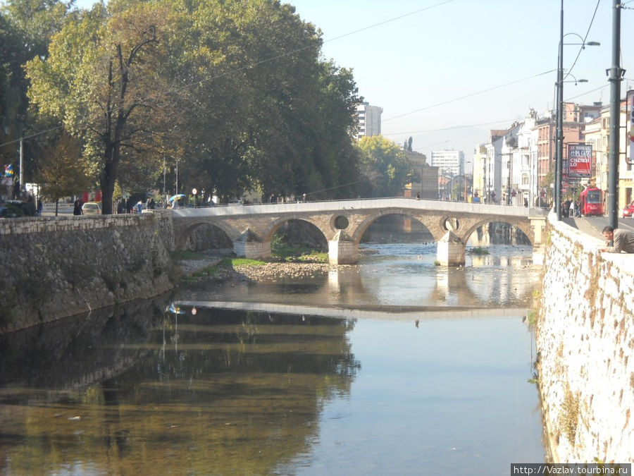 Мосты повисли над водами Сараево, Босния и Герцеговина
