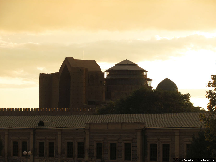 мавзолей в лучах заката Туркестан, Казахстан