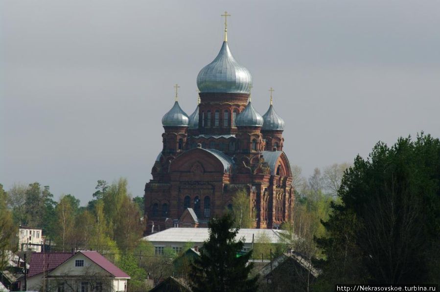 Отсюда открывается замечательный вид на Даниловский Казанский женский монастырь на Горушке и Россия